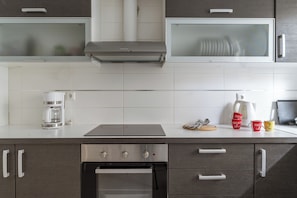 Kjøleskap, ovn, kokeplater og kaffetrakter/tekoker