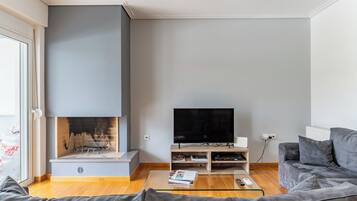 Flat-screen TV, fireplace, DVD player