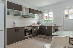 Réfrigérateur, four, plaque de cuisson, cafetière/bouilloire