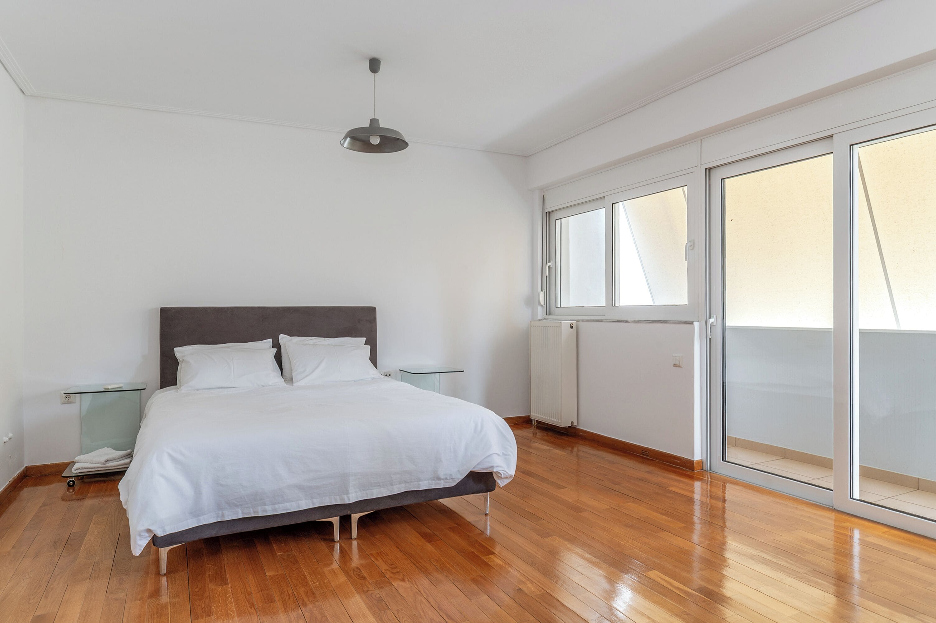 5 bedrooms, Egyptian cotton sheets, premium bedding, desk