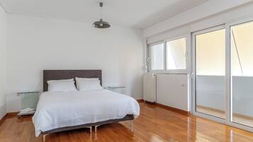 5 bedrooms, Egyptian cotton sheets, premium bedding, desk