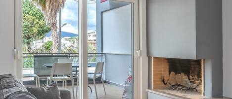 Televisión de pantalla plana, chimenea, reproductor de DVD