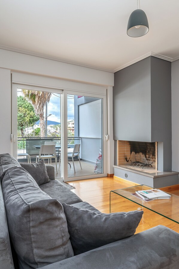 Flatskjerm-TV, peis og DVD-spiller