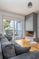 Televisión de pantalla plana, chimenea, reproductor de DVD