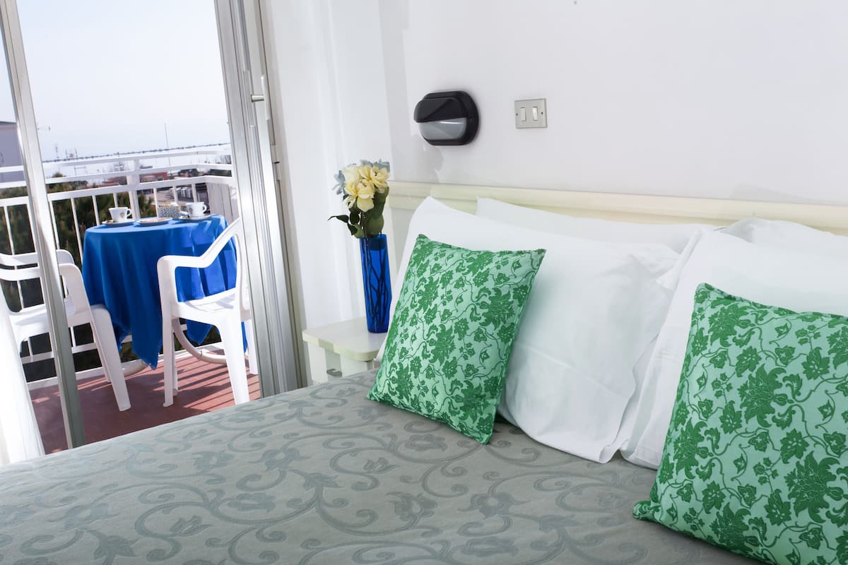 Coffres-forts dans les chambres, bureau, draps fournis