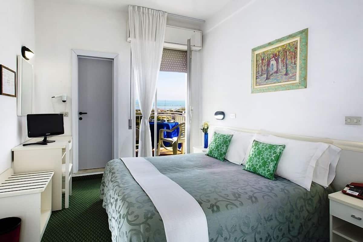 Chambre Double | Coffres-forts dans les chambres, bureau, draps fournis