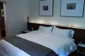 Suite, 1 King Bed (Xochitlajtol) | Premium bedding, down duvets, pillow-top beds, in-room safe - Hotel Casa Mixtli (Teziutlan)