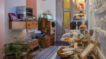Daily buffet breakfast (EUR 19.00 per person)