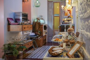 Desayuno buffet (EUR 19.00 por persona) 
