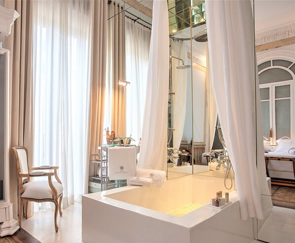 Chambre Double Deluxe | Baignoire relaxante profonde