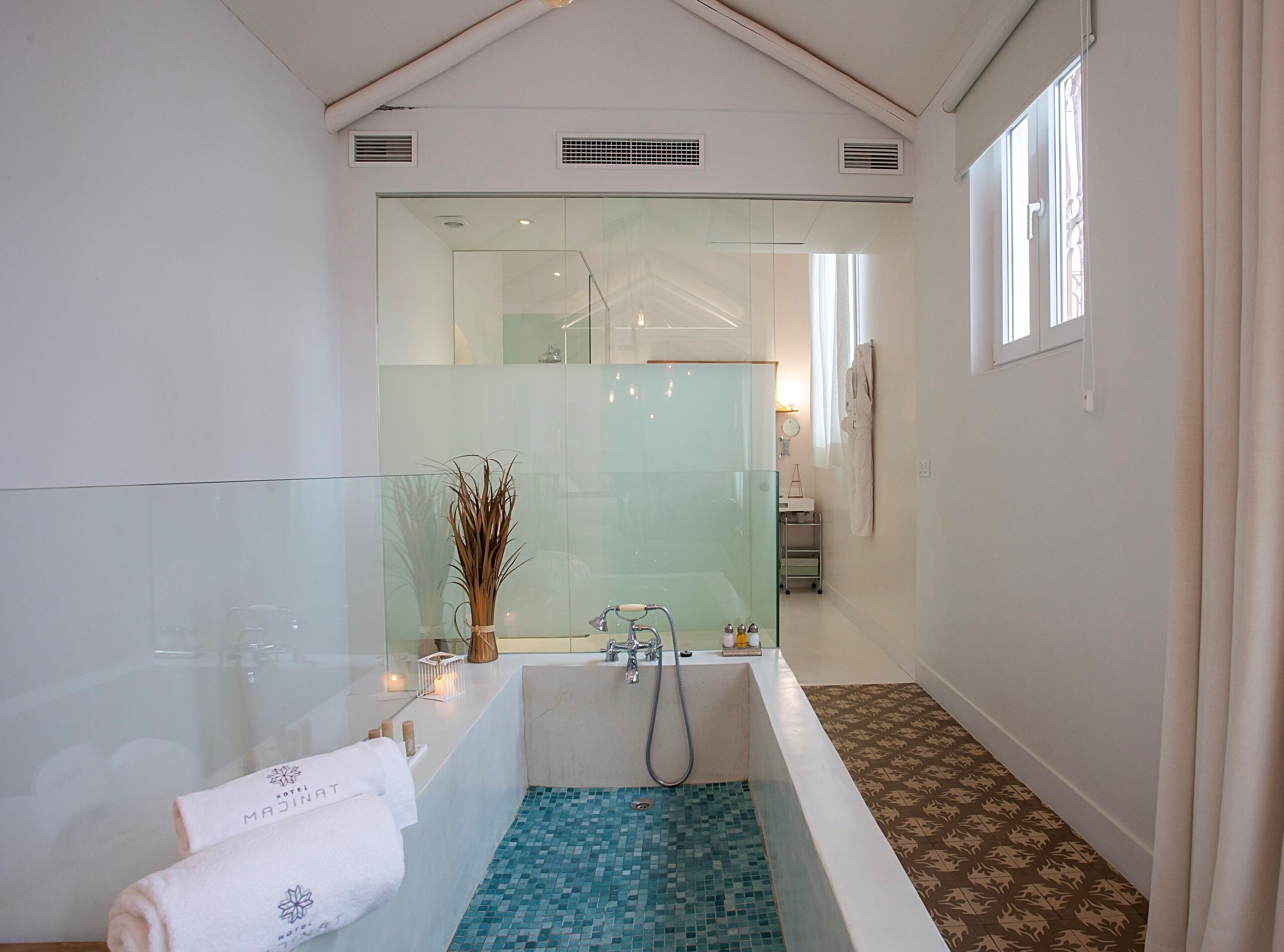 junior suite | deep-soaking bathtub