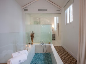 Junior Suite | Deep soaking bathtub - Hotel Madinat (Córdoba)