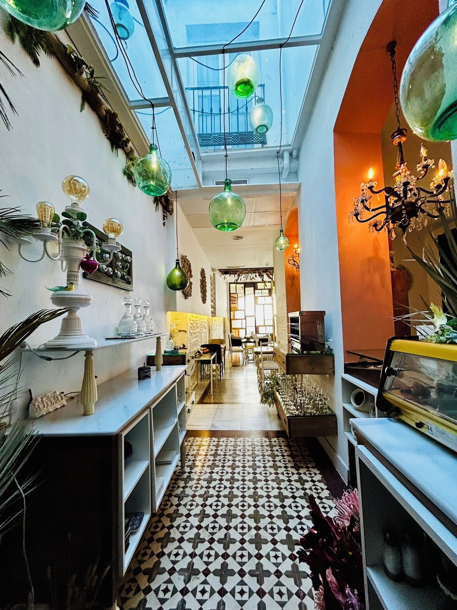 تلفزيون بشاشة مسطحة بحجم 44-بوصة يعرض قنوات تلفزيونية رقمية، تلفزيون