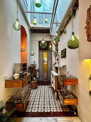 Télévision à écran plat de 44 pouces avec chaînes numériques, télévision