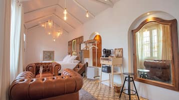 Junior-sviitti | Ylelliset vuodevaatteet, untuvapeitot, minibaari, tallelokero huoneessa