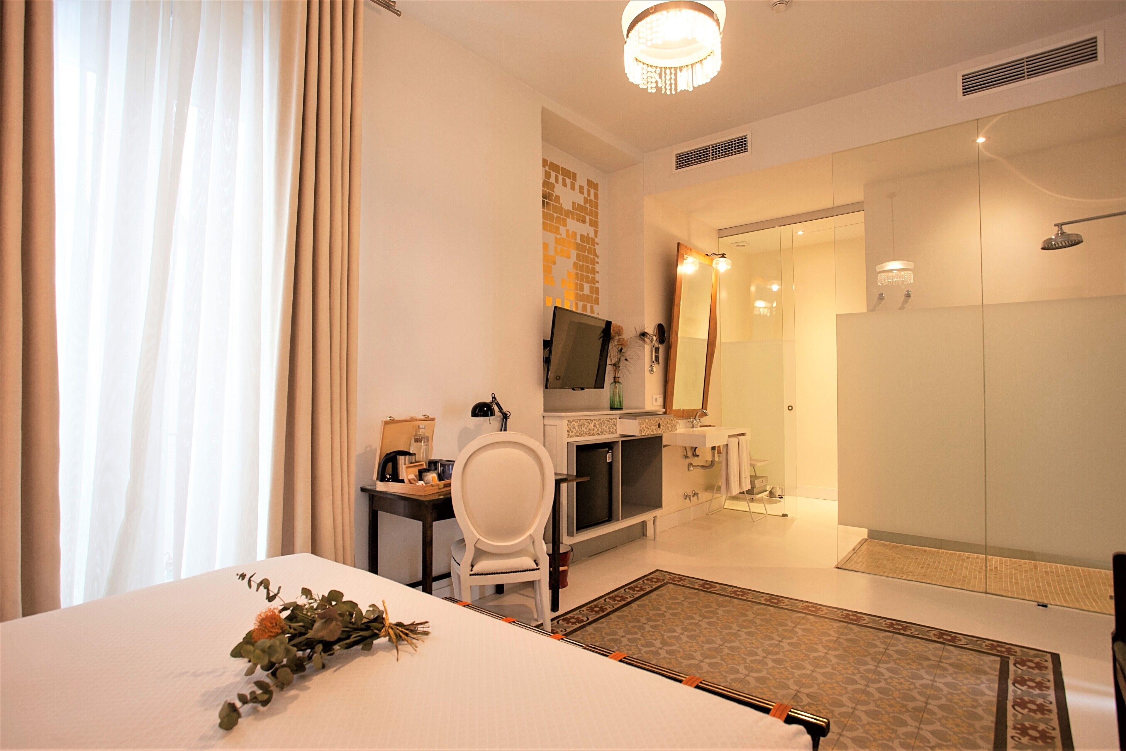 Standard Double Room | Premium bedding, down comforters, minibar, in-room safe - Hotel Madinat (Córdoba)