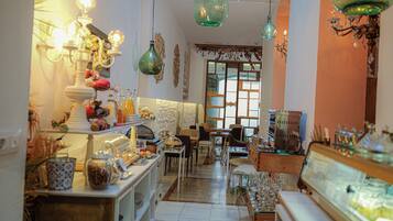 Dagelijks ontbijtbuffet (EUR 19.00 per persoon)