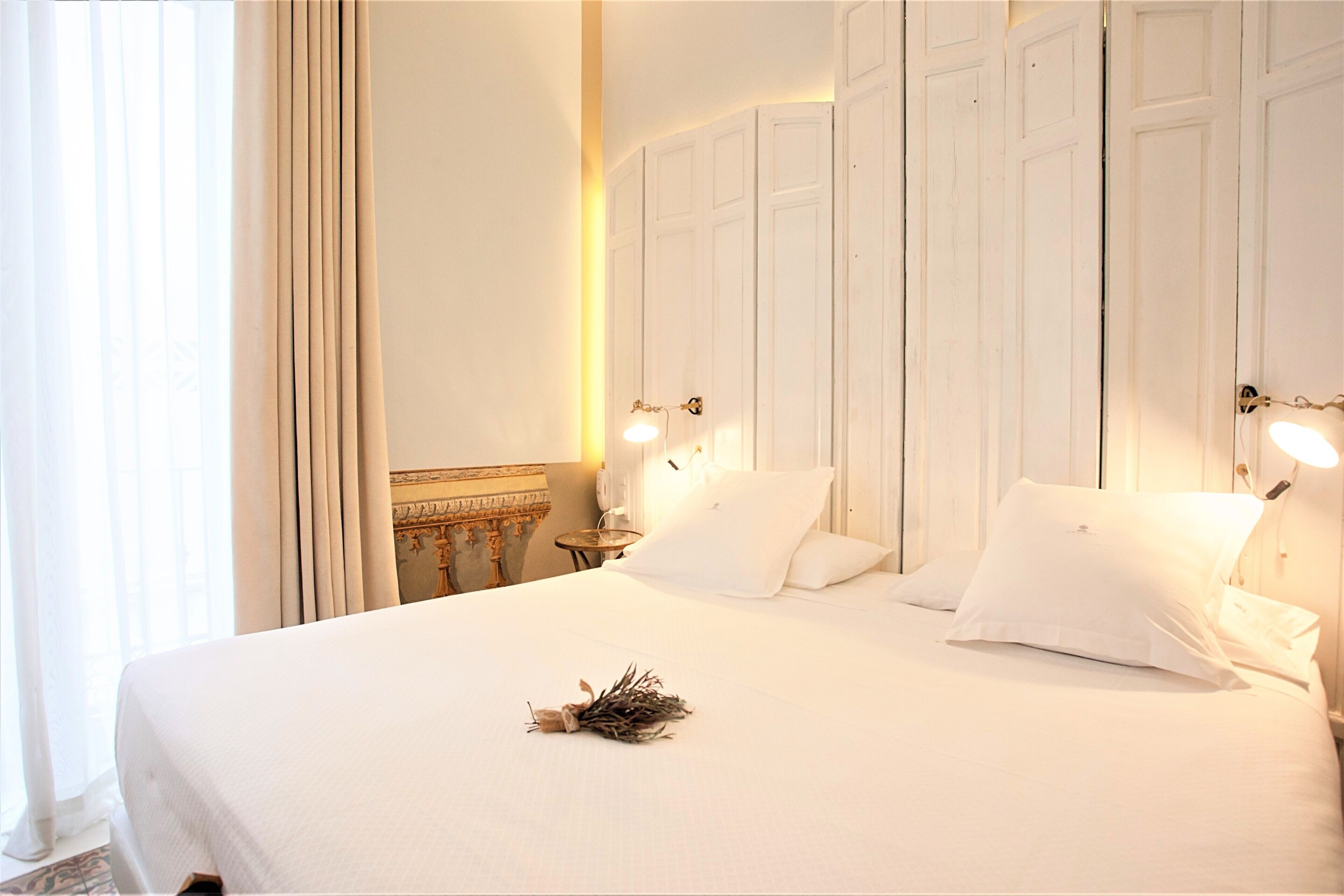 Ropa de cama de alta calidad, cubrecamas y minibar 