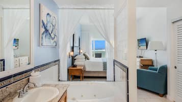Beachfront Deluxe Studio | In-room safe, blackout curtains, iron/ironing board, free WiFi