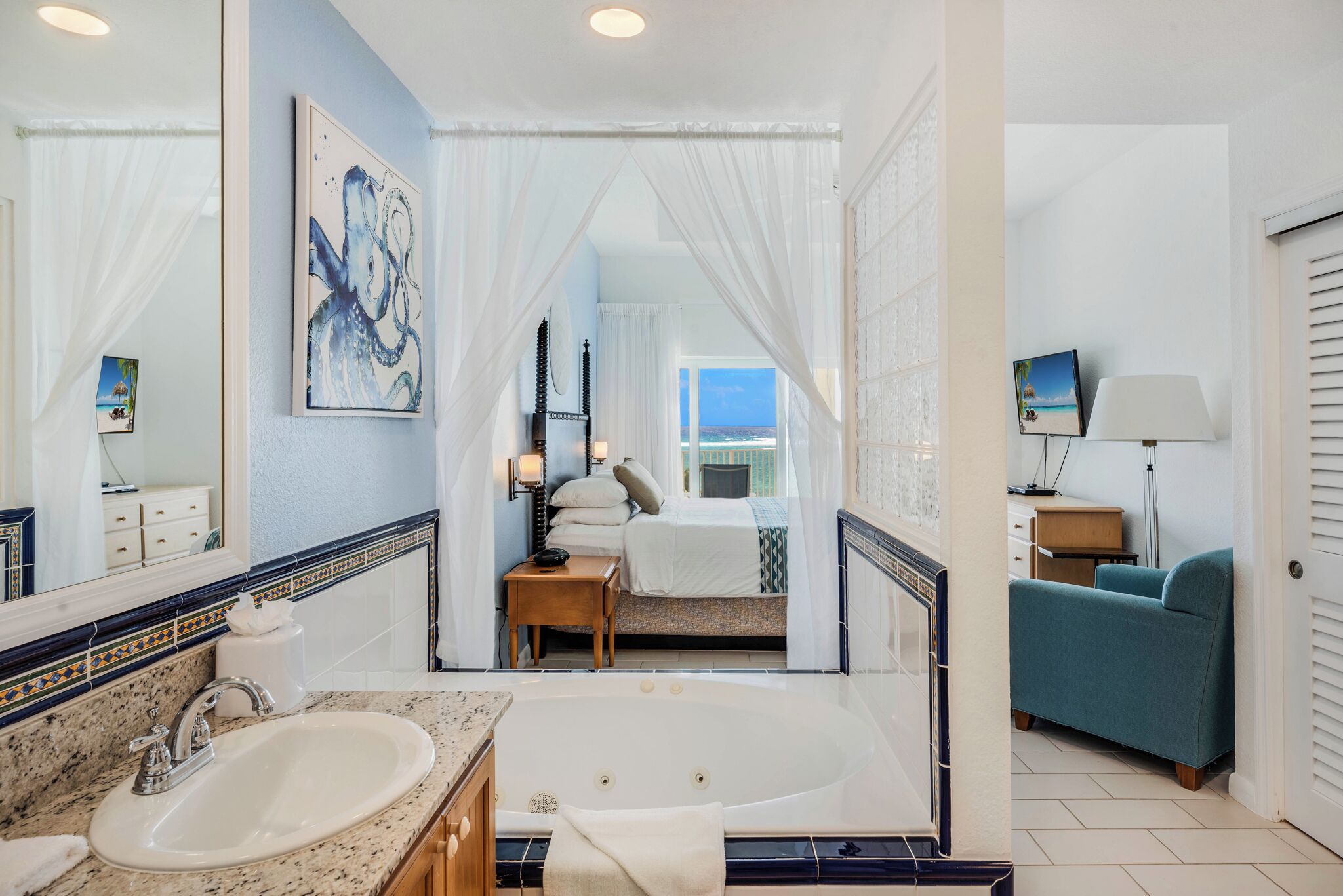 Beachfront Deluxe Studio | In-room safe, blackout drapes, iron/ironing board, free WiFi