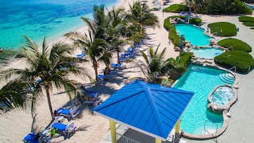 3 albercas al aire libre y camastros