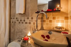 Shower, free toiletries - Hotel Bogotá Gran Marquez (Bogotá)