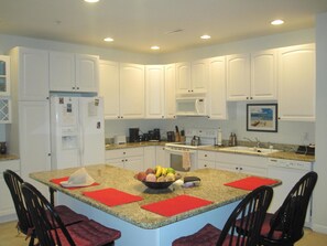 Kondominium, 3 kamar tidur | Dapur pribadi | Lemari es, microwave, dan mesin pembuat kopi/teh