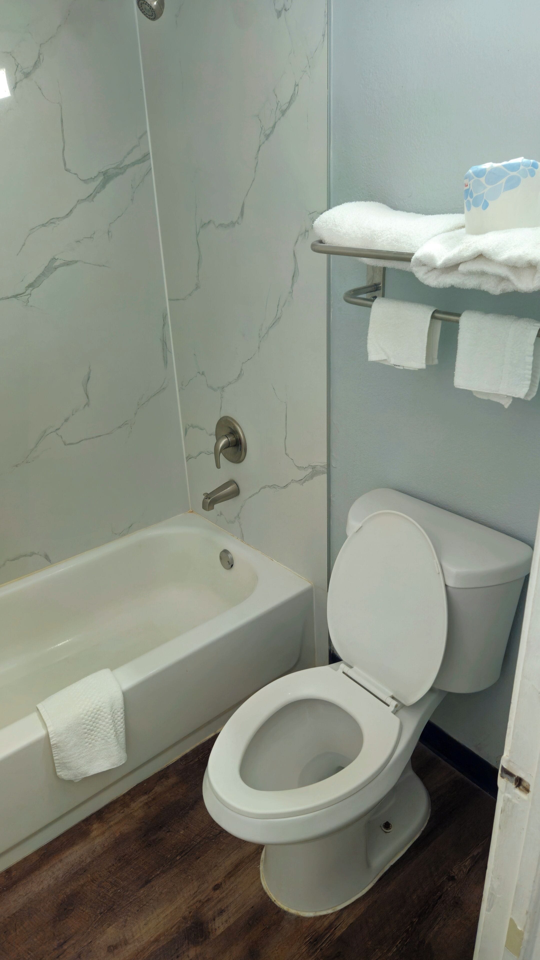 Bañera con ducha, secador de pelo, toallas, jabón