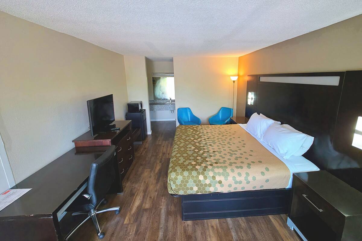 Desk, iron/ironing board, free WiFi, bed sheets