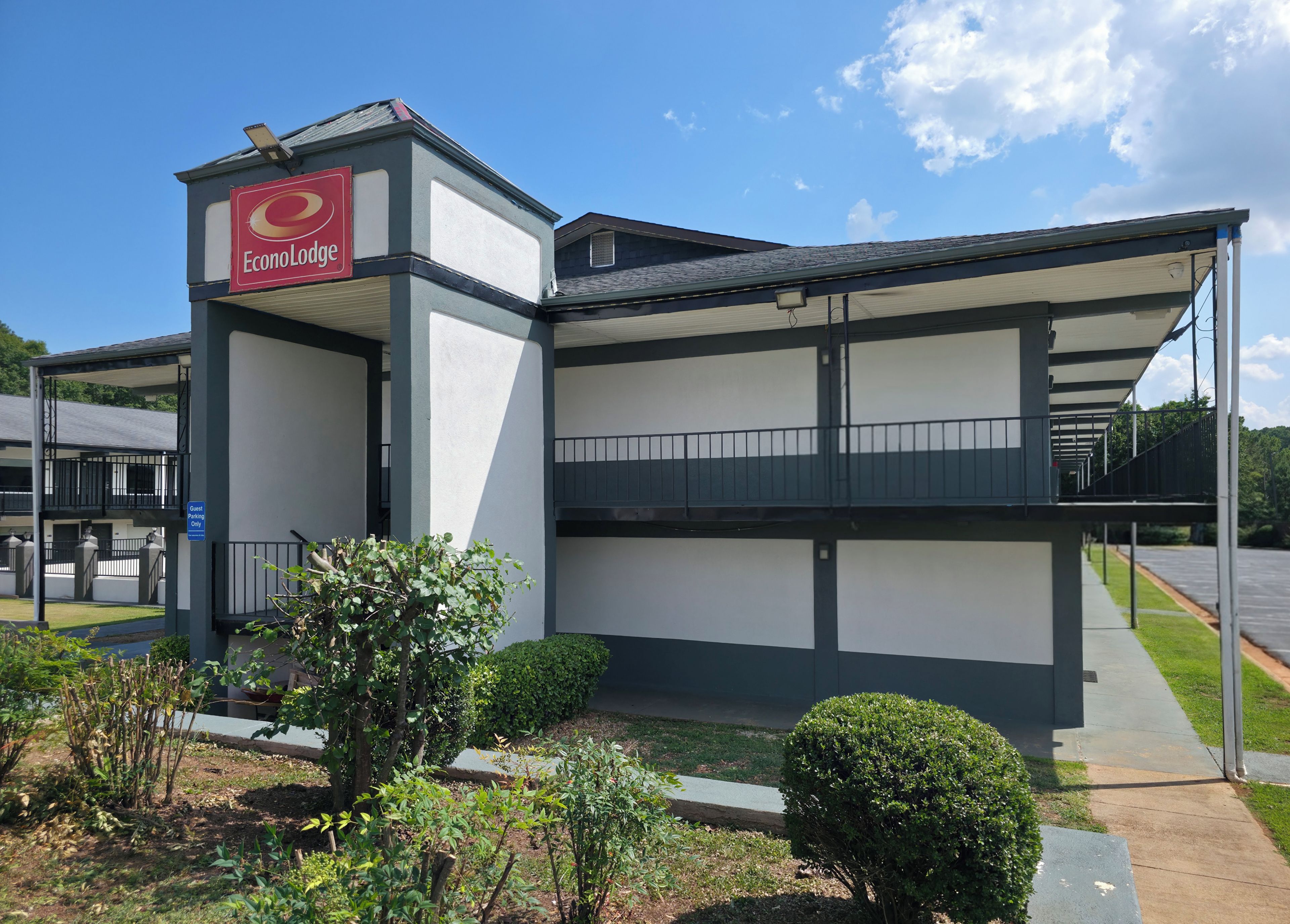 A modern building with a sign for 'Econo Lodge'.