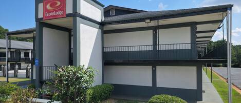 A modern building with a sign for 'Econo Lodge'.