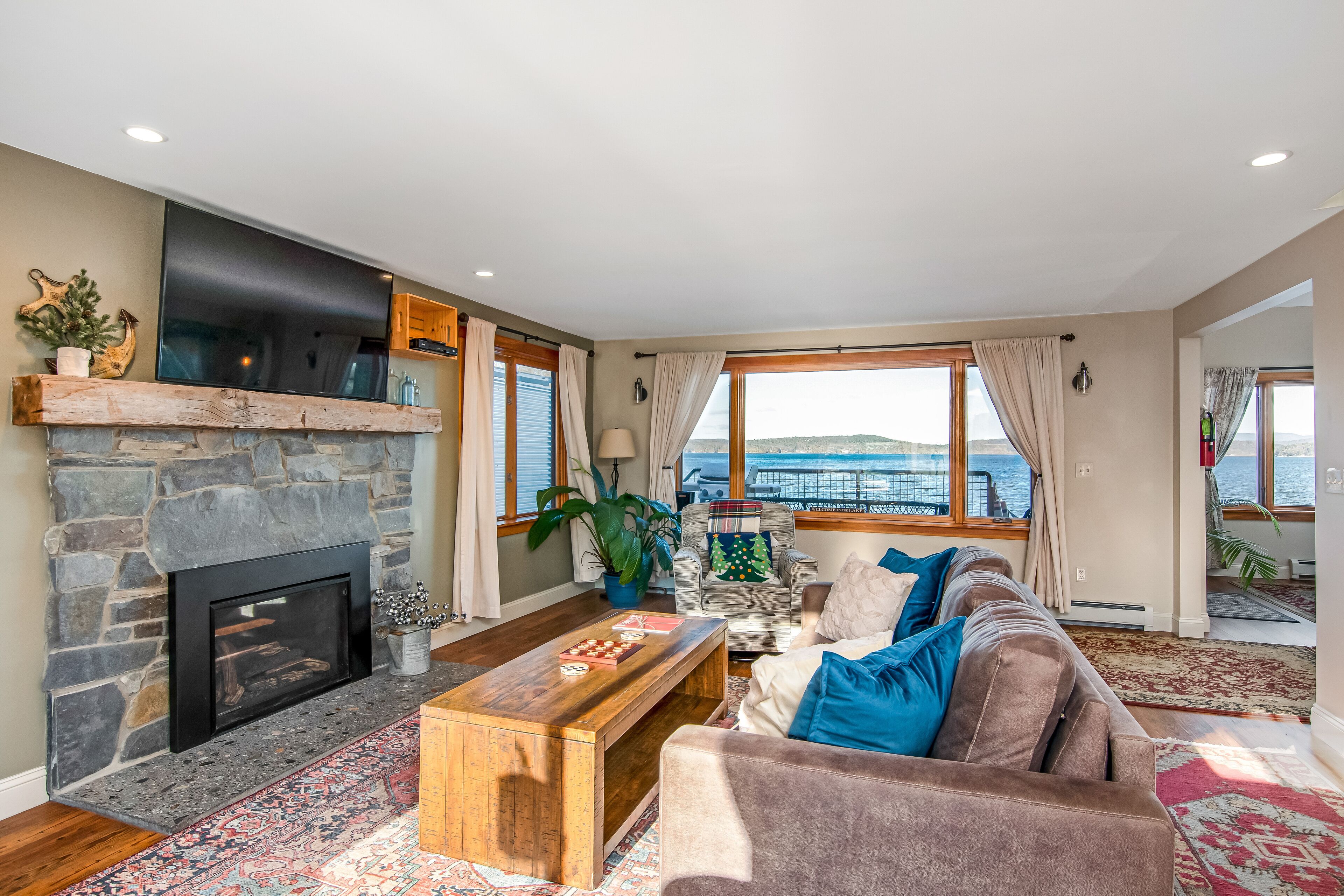 The Vermonter Suite | Oppholdsområde | En 55-tommers Flatskjerm-TV med digitale kanaler samt TV