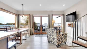 Suite, 1 habitación (Green Mountain) | Área de sala de estar | Televisión de pantalla plana de 55 pulgadas con canales digitales