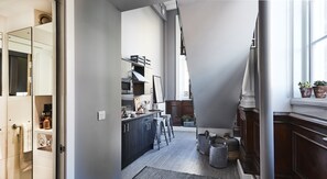 Escritorio, cortinas opacas, tabla de planchar con plancha y wifi gratis