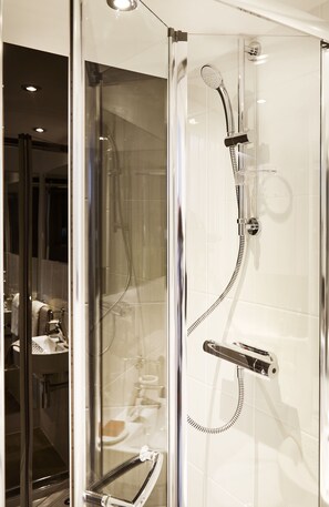 Bathroom shower - Plummer House (Newcastle-upon-Tyne)