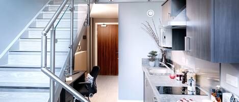 Skrivbord, mörklÀggningsgardiner, strykjÀrn/strykbrÀda och gratis wi-fi