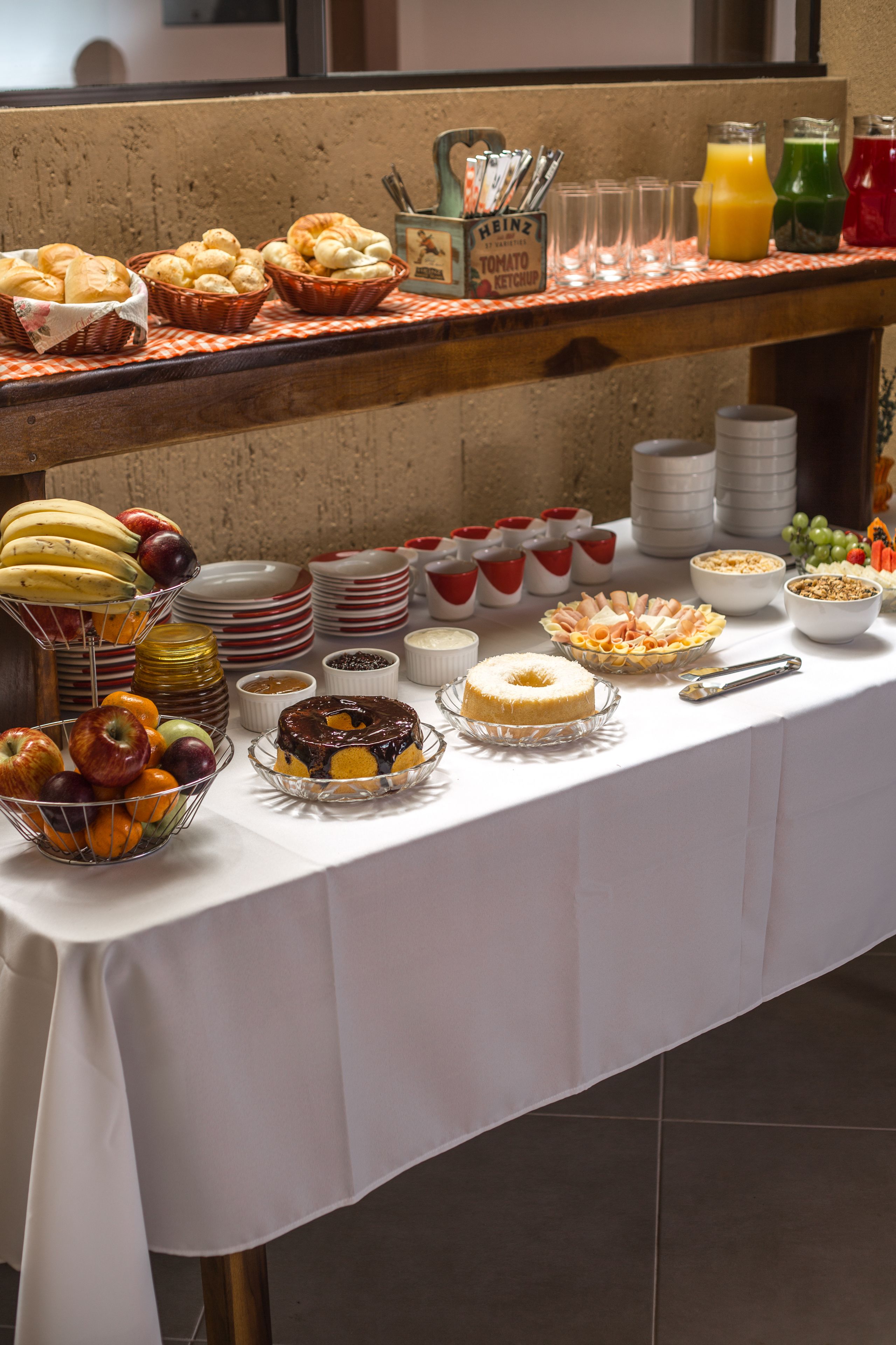Una mesa de buffet con diferentes alimentos y salsas.