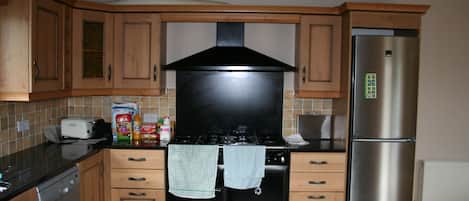 Maison familiale, 5 chambres | Cuisine privée | Réfrigérateur grande capacité avec congélateur, four à micro-ondes