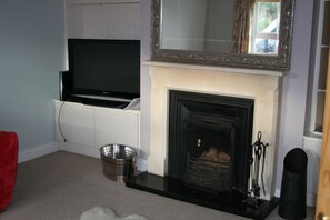 Family House, 5 Bedrooms | Living room | 32-inch flat-screen TV with cable channels, TV, fireplace