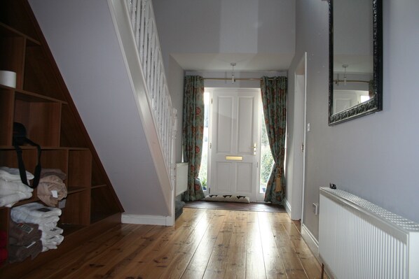 Casa familiar, 5 habitaciones | Área de sala de estar | Televisión de pantalla plana, chimenea y reproductor de DVD 