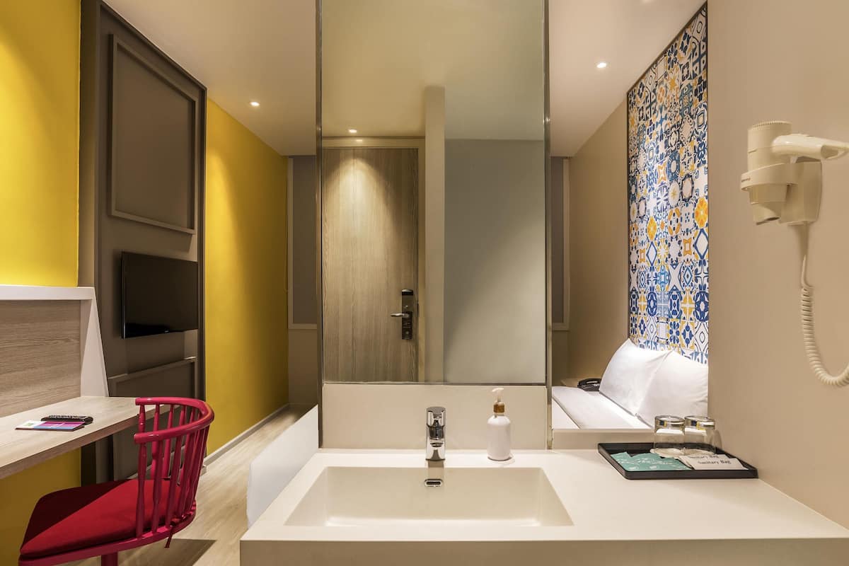 Standard Room, 1 Double Bed | Minibar, in-room safe, desk, blackout drapes