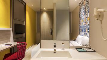 Habitación estándar, 1 cama doble | Minibar, caja fuerte, escritorio y cortinas opacas