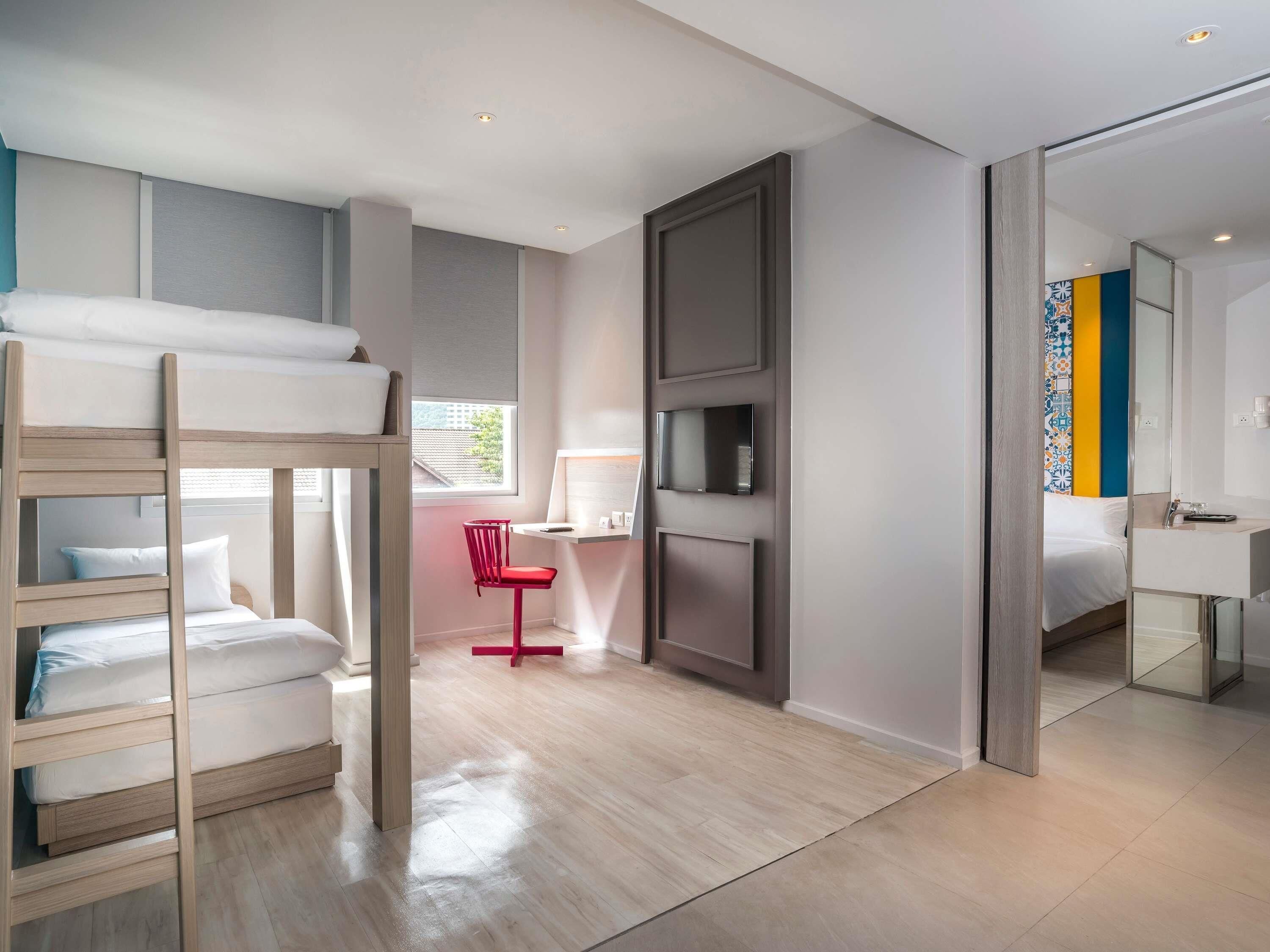 Suite familiar, varias camas | Minibar, caja fuerte, escritorio y cortinas opacas