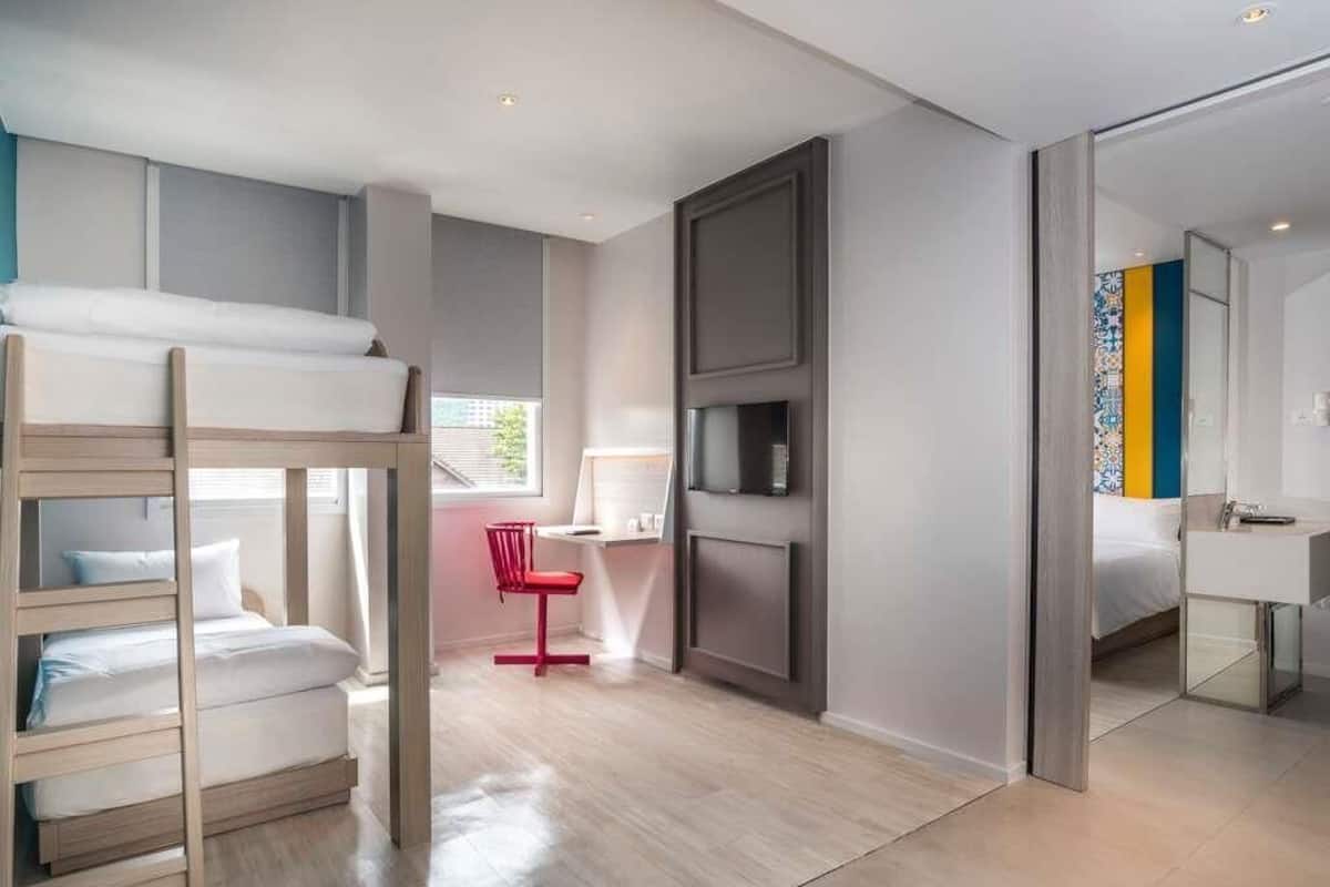 Suite familiar, diversos llits | Minibar, caixa forta a l'habitació, escriptori i cortines opaques