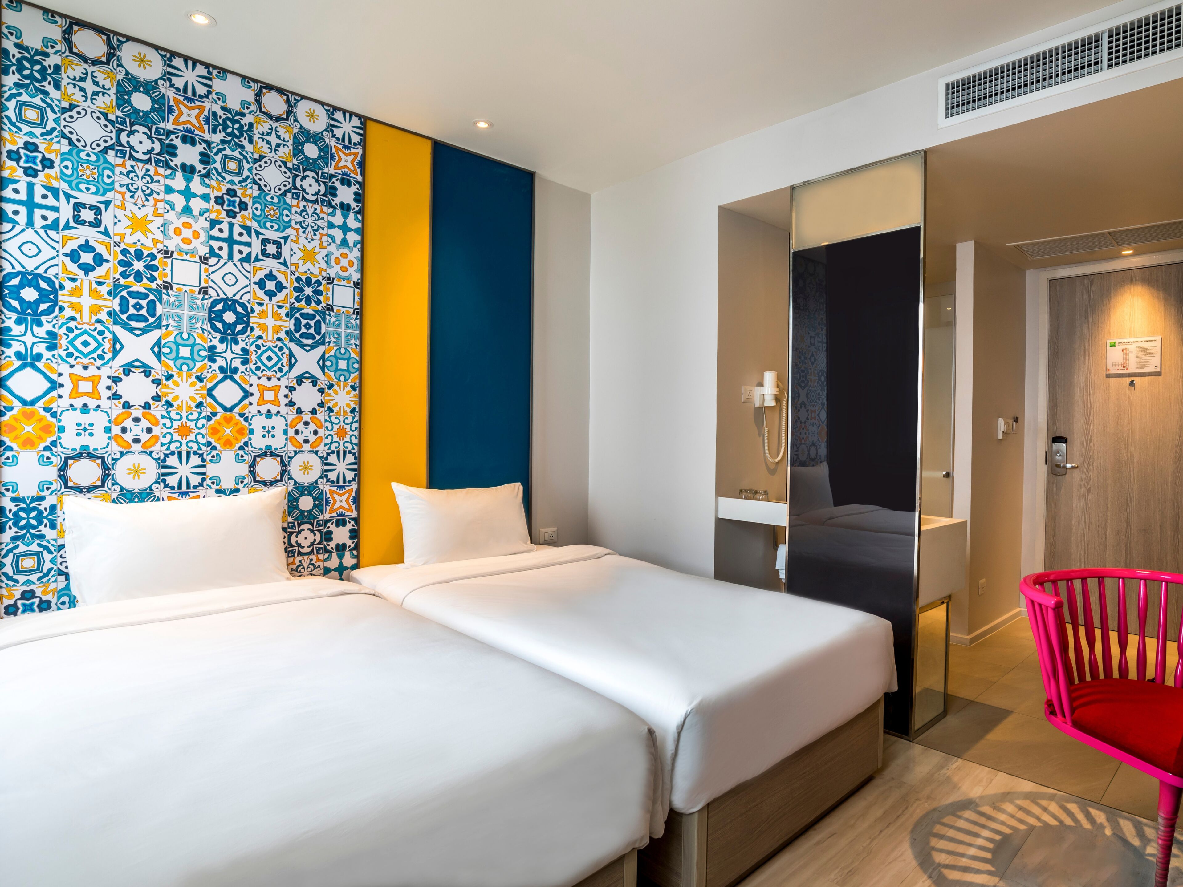 Habitación estándar, 2 camas individuales | Minibar, caja fuerte, escritorio y cortinas opacas