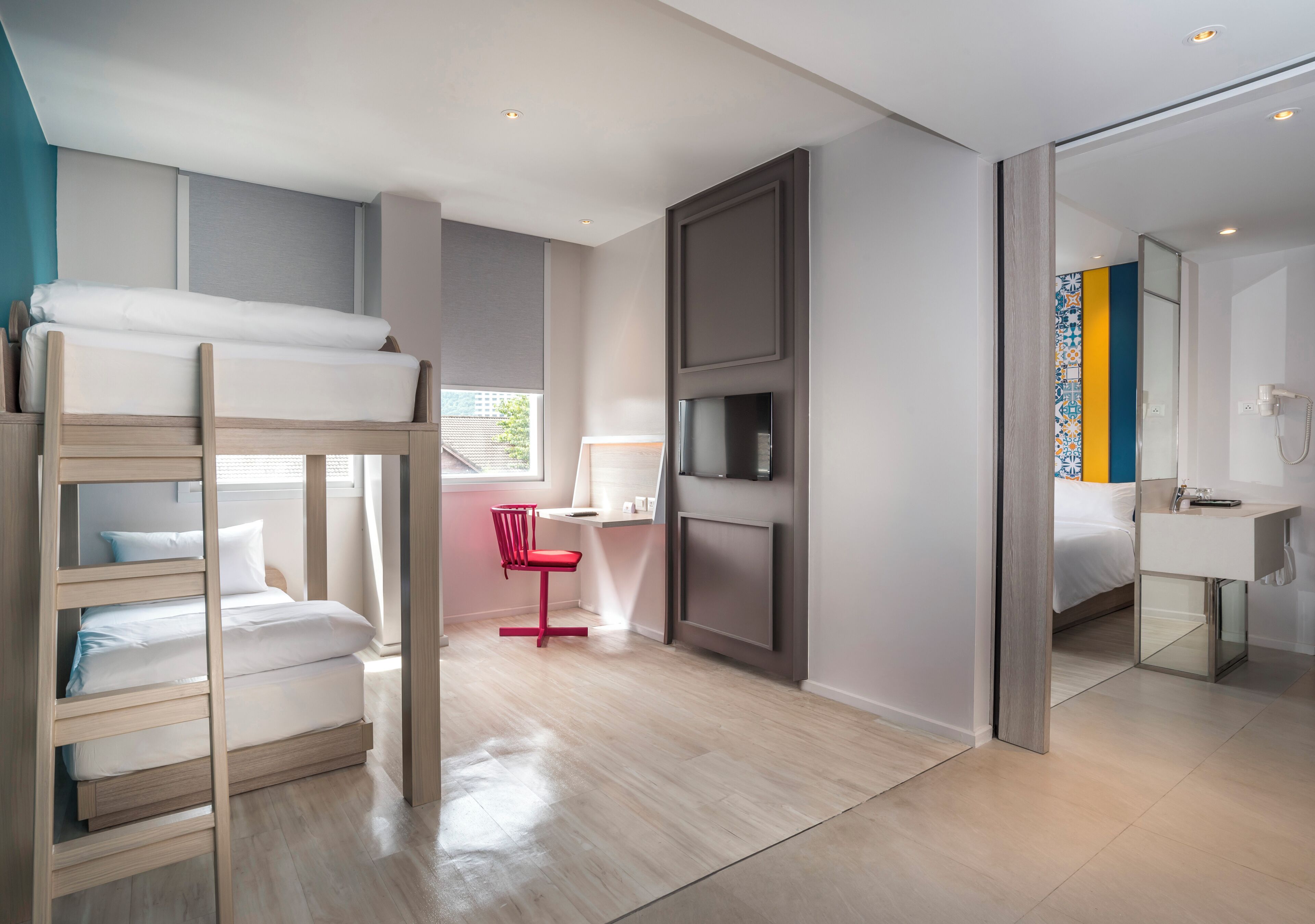 Suite familiar, varias camas | Minibar, caja fuerte, escritorio y cortinas opacas