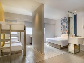 Kamar Double Keluarga, Beberapa Tempat Tidur | 1 kamar tidur, minibar, brankas, dan meja kerja