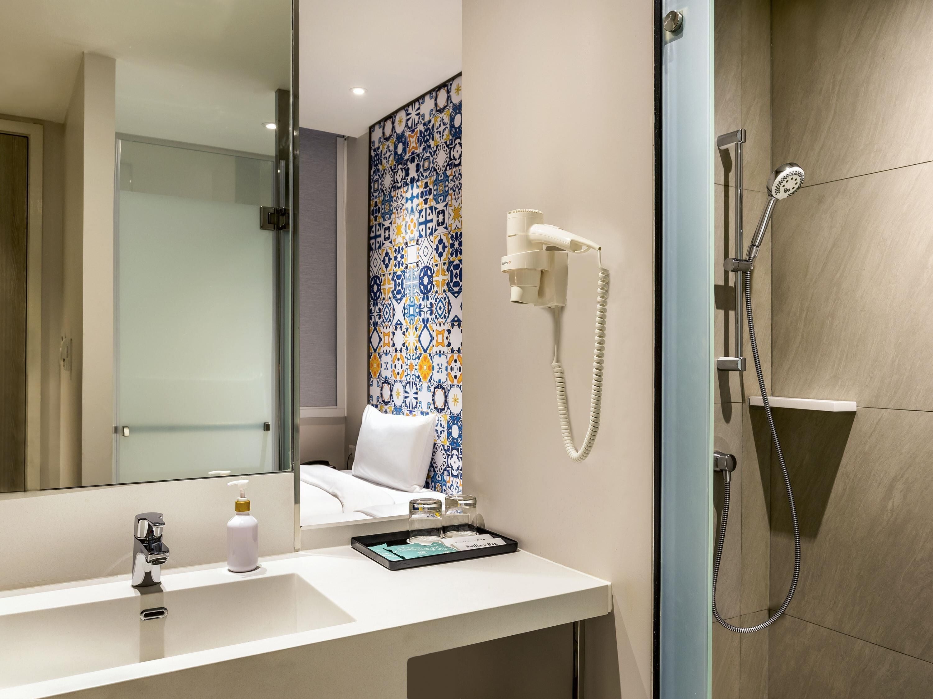 standard room, 2 single beds | 1 bedroom, minibar, in-room safe, desk