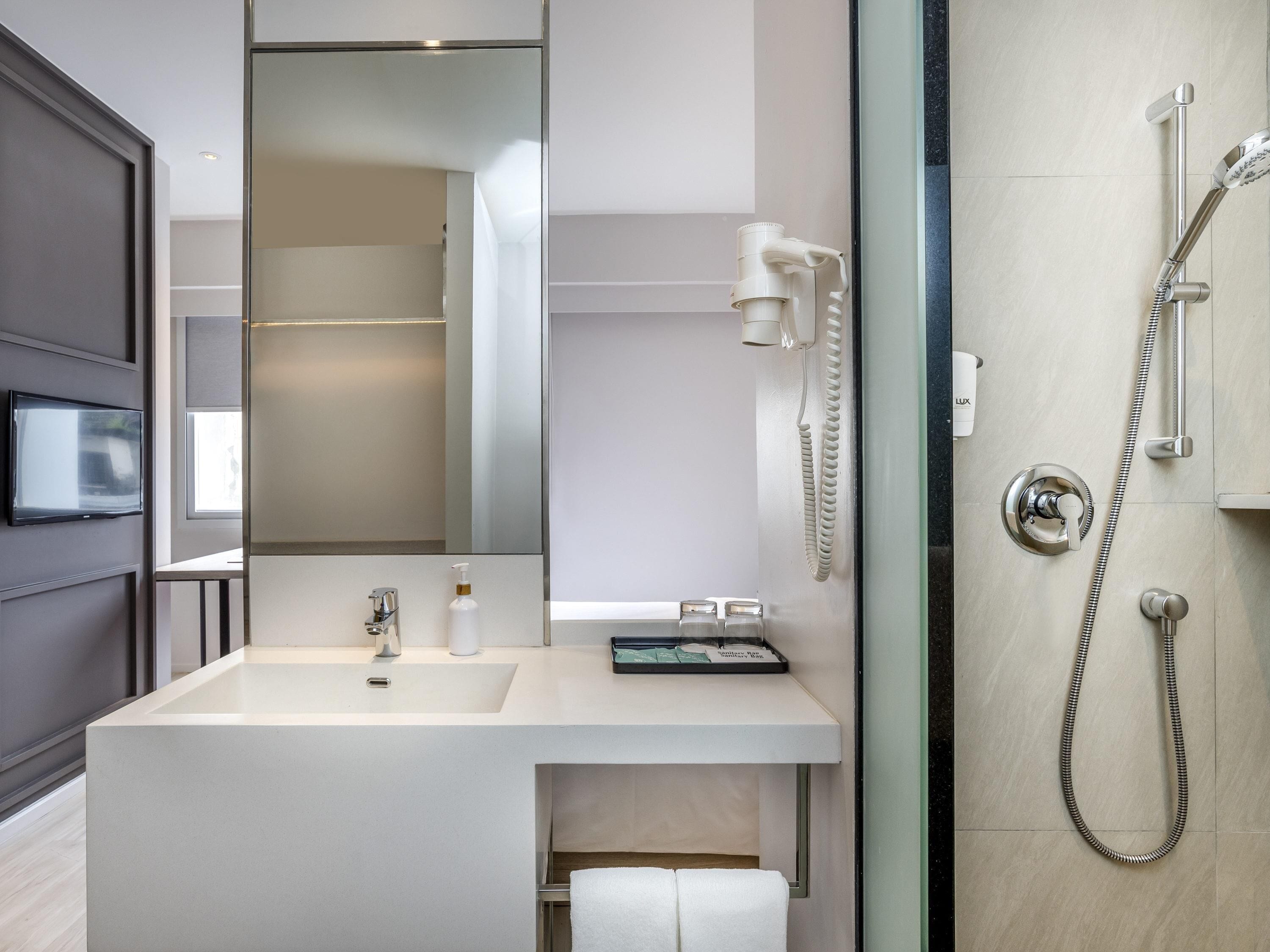 family double room, multiple beds | 1 bedroom, minibar, in-room safe, desk