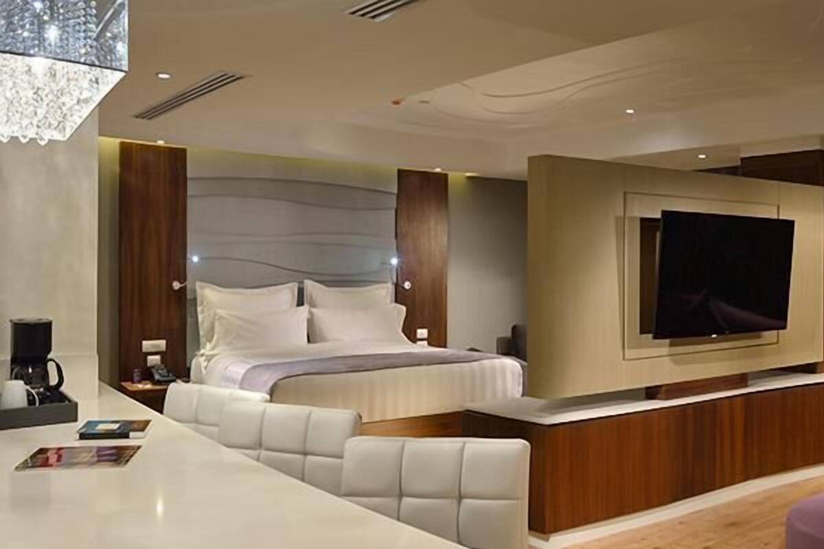 In-room safe, desk, laptop workspace, soundproofing
